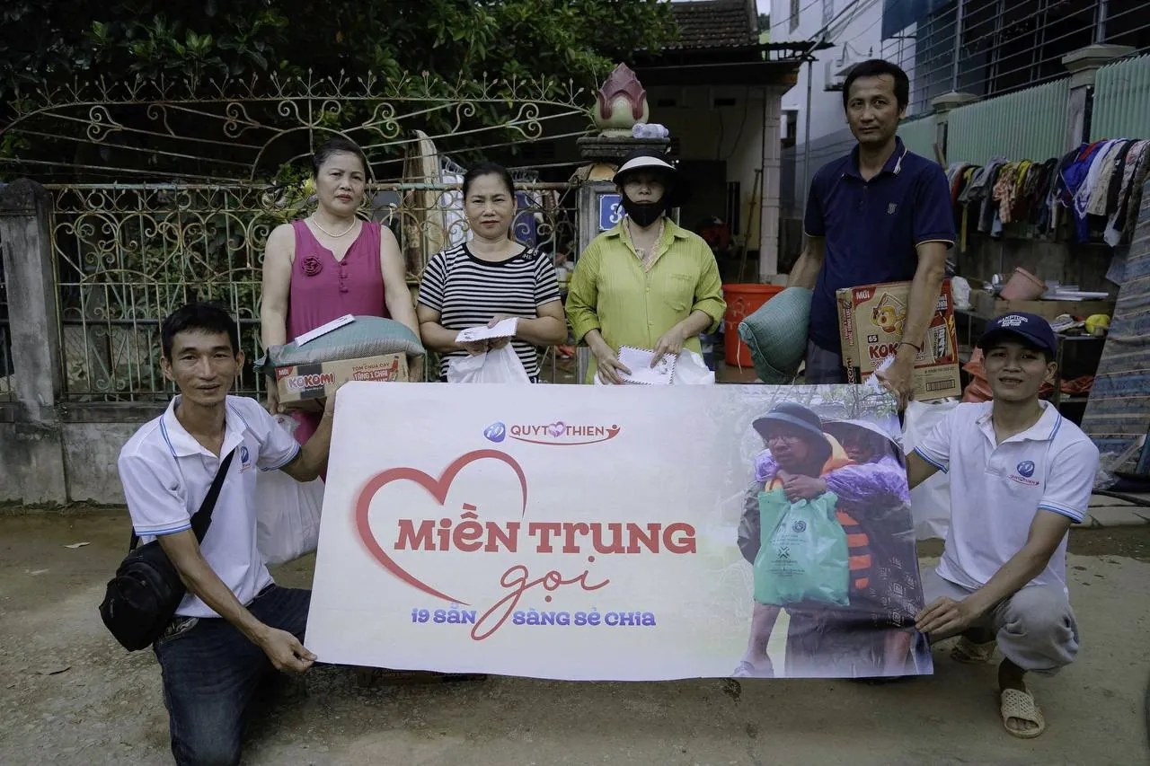 Hình ảnh quả bóng tennis và vợt, tượng trưng cho cá cược tennis tại 22vip, bao gồm các giải Grand Slams.